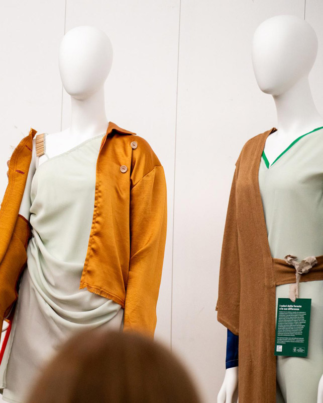 La foresta in un abito manichini riciclati certificati